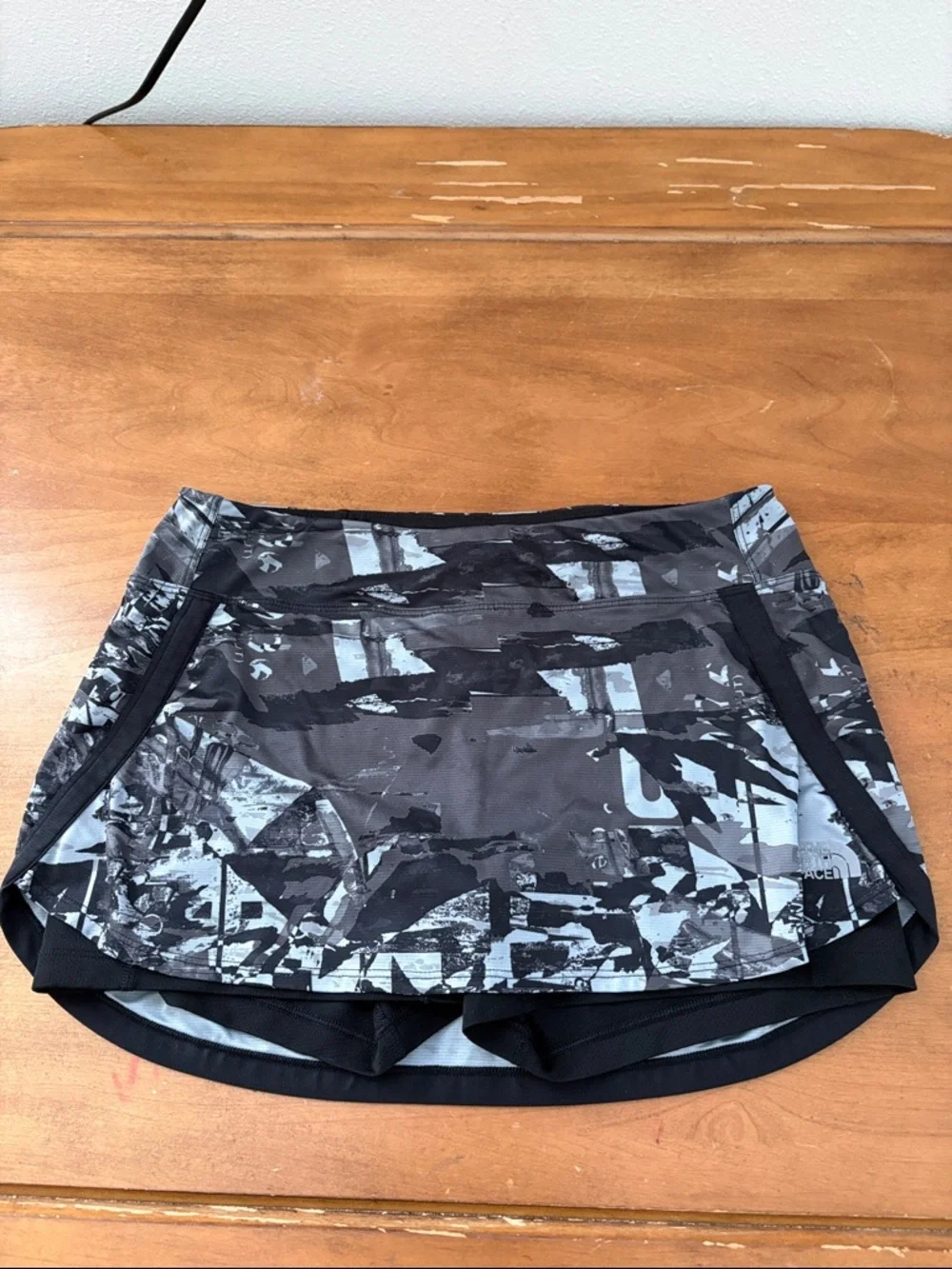 The North Face Women’s Black & Gray Patterned Athletic Skort Size Small
